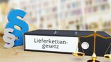 Lieferkettengesetz. Ordner mit Beschriftung, Paragraf und Waage. Recht, Gesetz, Anwalt