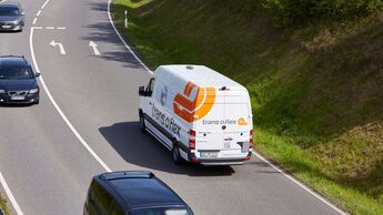 Lieferwagen des Expressdienstleisters trans-o-flex