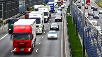 Lkw, Autobahn, Güterverkehr, Stau