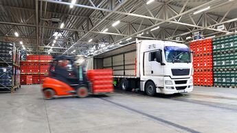 Lkw, Beladung, Logistikhalle