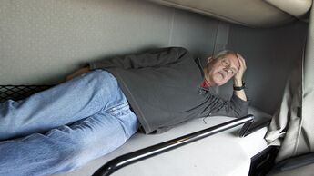 Lkw-Fahrer im Bett