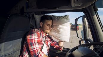 Lkw-Fahrer macht Pause in Fahrerkabine
