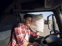 Lkw-Fahrer macht Pause in Fahrerkabine