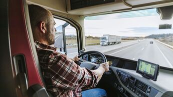 Lkw-Fahrer nutzt Telematik