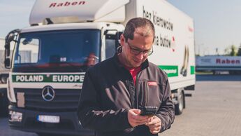 Lkw-Fahrer von Raben mit Handheld