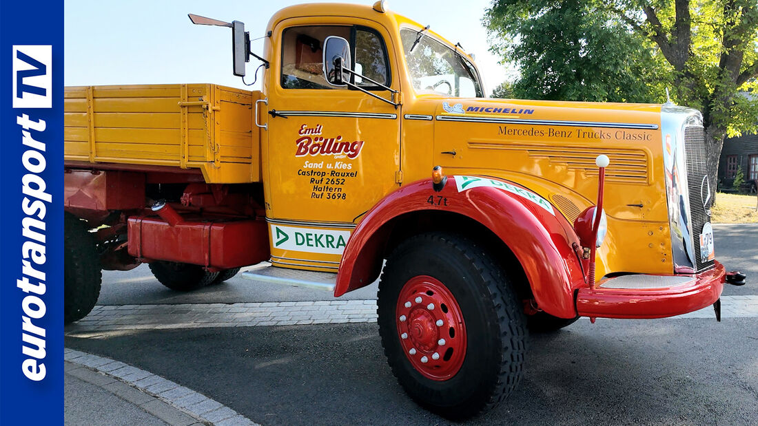 Lkw-Oldtimer mit Panne mit geöffneter Motorhaube.