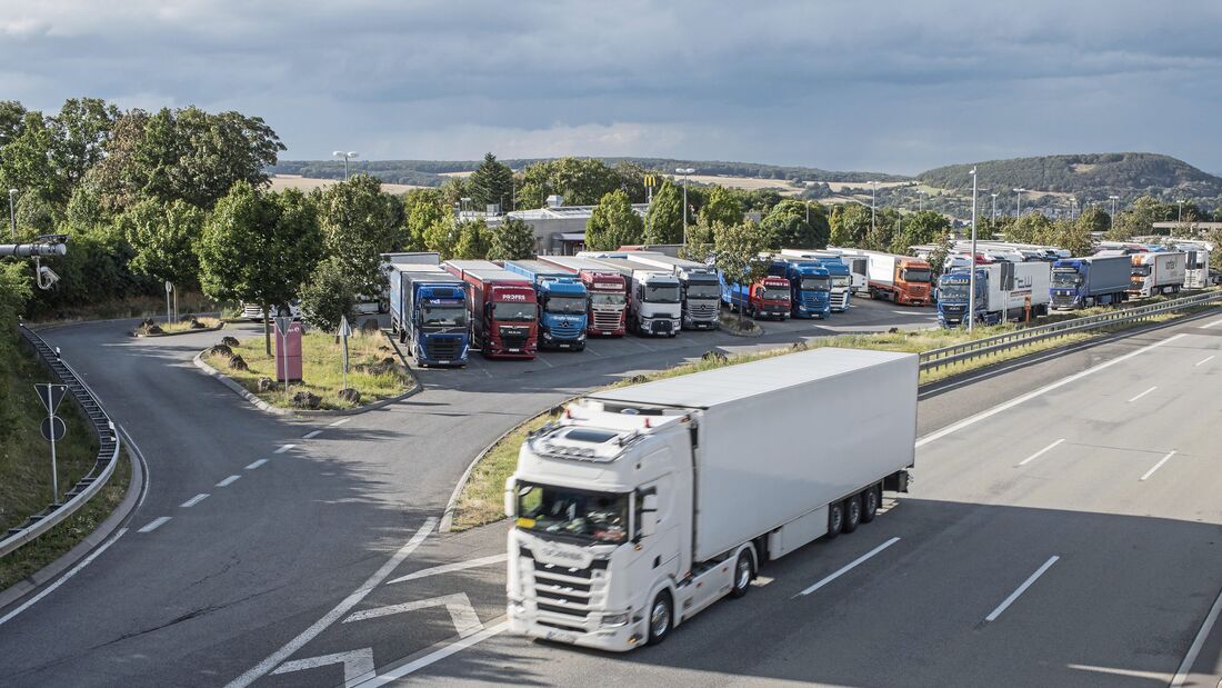 Lkw-Parkplatz an der Autobahn
