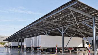 Lkw-Solarcarport von Pillar mit Photovoltaikmodulen über Stellplätzen für schwere Nutzfahrzeuge.