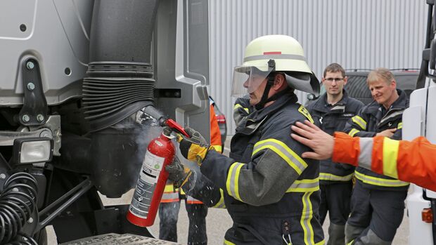 Lkw-Unfall, Lkw-Rettung, Rettungsübung, Schulung für Freiwillige Feuerwehrleute im Daimler-Werk Wörth, Organisator: Nfz-Unfallanalyse um Kai Morschheuser.