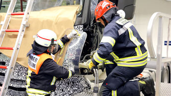 Lkw-Unfall, Lkw-Rettung, Rettungsübung, Schulung für Freiwillige Feuerwehrleute im Daimler-Werk Wörth, Organisator: Nfz-Unfallanalyse um Kai Morschheuser.