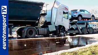 Lkw-Unfall an Stauende auf der Autobahn mit beschädigtem weißen Lkw und Ölspur. Links im Bild ist das Logo von eurotransportTV zu sehen.