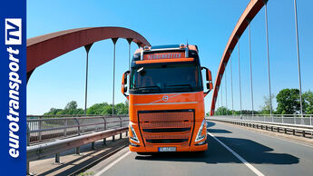Lkw Volvo FH fährt über Brücke