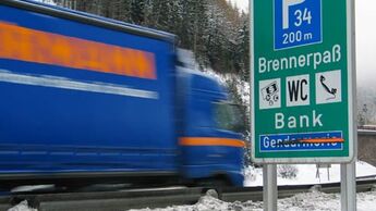 Lkw am winterlichen Brenner