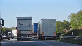 Lkw auf Standstreifen