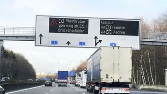 Lkw auf Zufahrt zur Rheinbrücke in Leverekusen