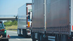 Lkw auf der Autobahn mit einem zu geringen Abstand.