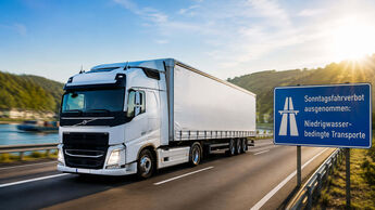 Lkw auf einer Autobahn am Rhein während der Niedrigwasserphase.