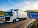Lkw auf einer Autobahn am Rhein während der Niedrigwasserphase.