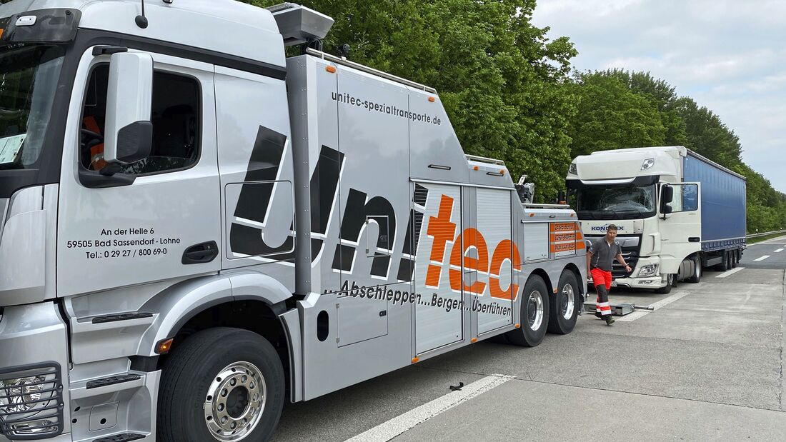 Lkw beim Abschleppen mit Abschleppfahrzeug
