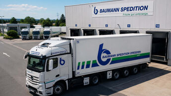 Lkw der Baumann Spedition im Frischetransport. Das Unternehmen befindet sich im eröffneten Sanierungsverfahren in Eigenverwaltung, der Geschäftsbetrieb läuft weiter.