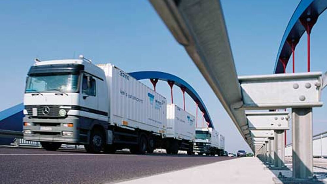Lkw der Firma Hermes auf einer Brücke
