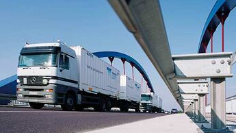 Lkw der Firma Hermes auf einer Brücke