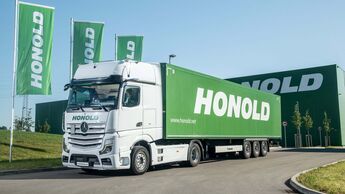 Lkw der Honold Logistik Gruppe vor Halle