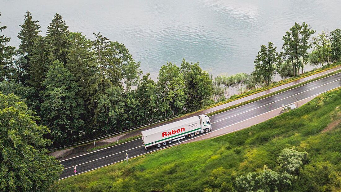 Lkw der Raben Group auf der Landstraße