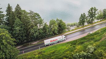 Lkw der Raben Group auf der Landstraße