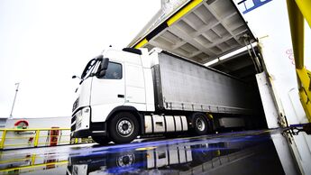 Lkw fährt von Fähre