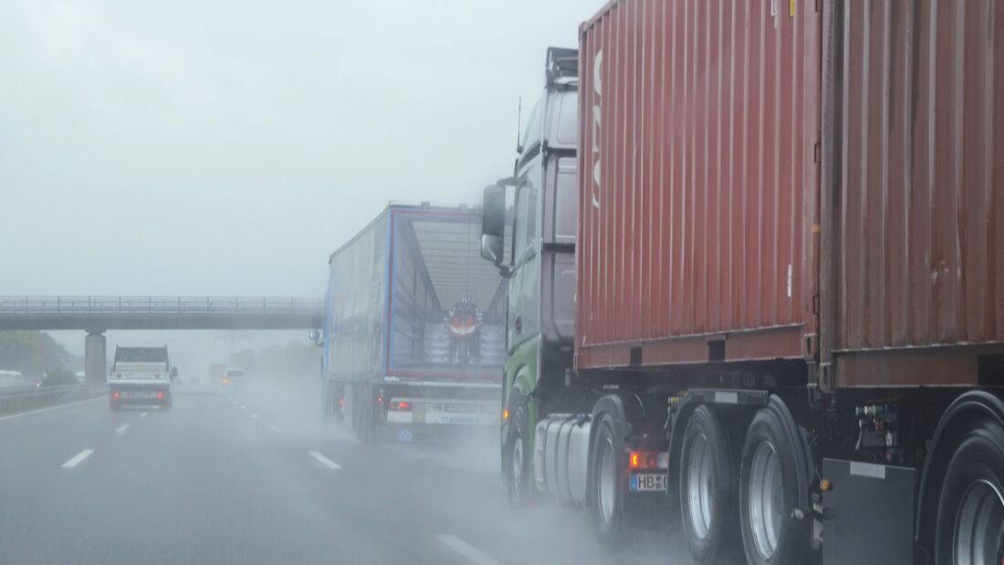 Lkw im Regen, zu wenig Abstand, nasse Fahrbahn.