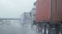 Lkw im Regen, zu wenig Abstand, nasse Fahrbahn.