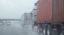Lkw im Regen, zu wenig Abstand, nasse Fahrbahn.