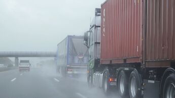Lkw im Regen, zu wenig Abstand, nasse Fahrbahn.