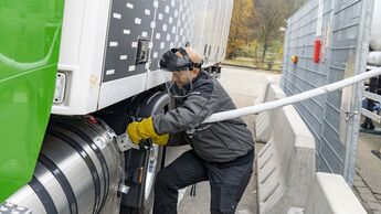 Lkw tankt LNG