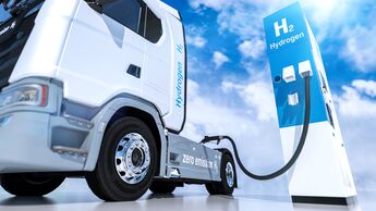 Lkw tankt Wasserstoff