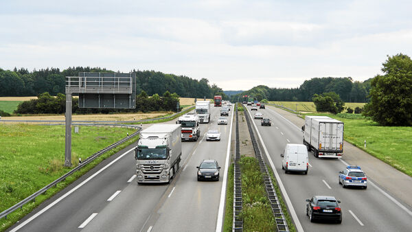 Lkw und Pkw auf einer Autobahn