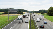 Lkw und Pkw auf einer Autobahn