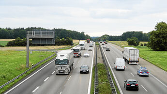 Lkw und Pkw auf einer Autobahn