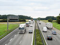 Lkw und Pkw auf einer Autobahn
