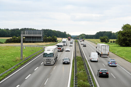 Lkw und Pkw auf einer Autobahn