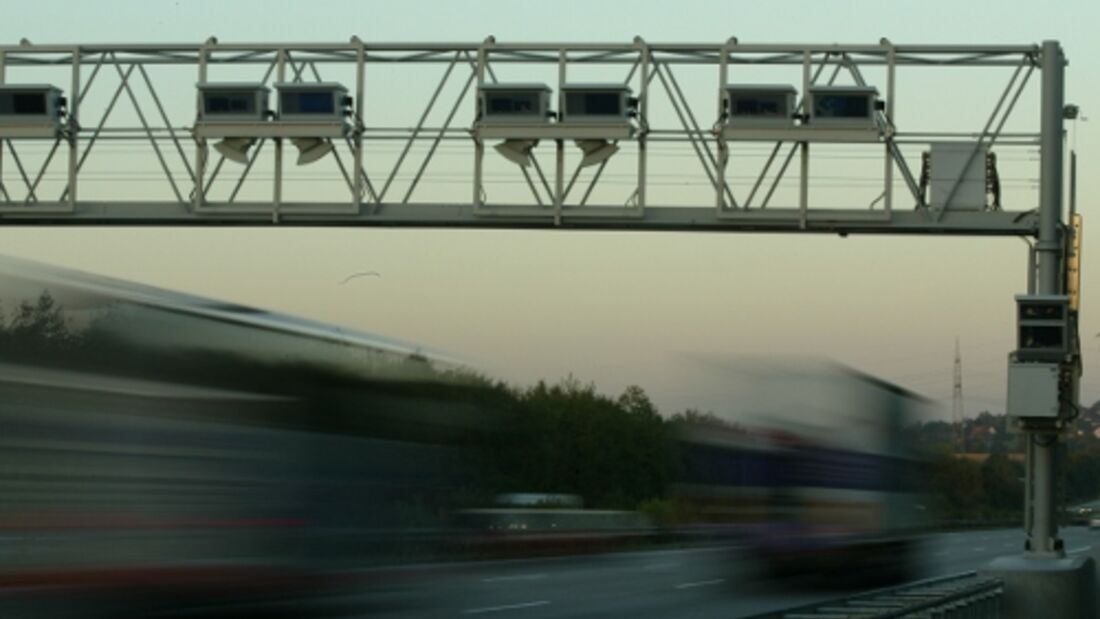 Lkw unter Mautbrücke