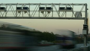 Lkw unter Mautbrücke