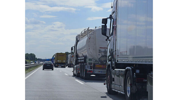 Lkw unterschreitet Sicherabstand