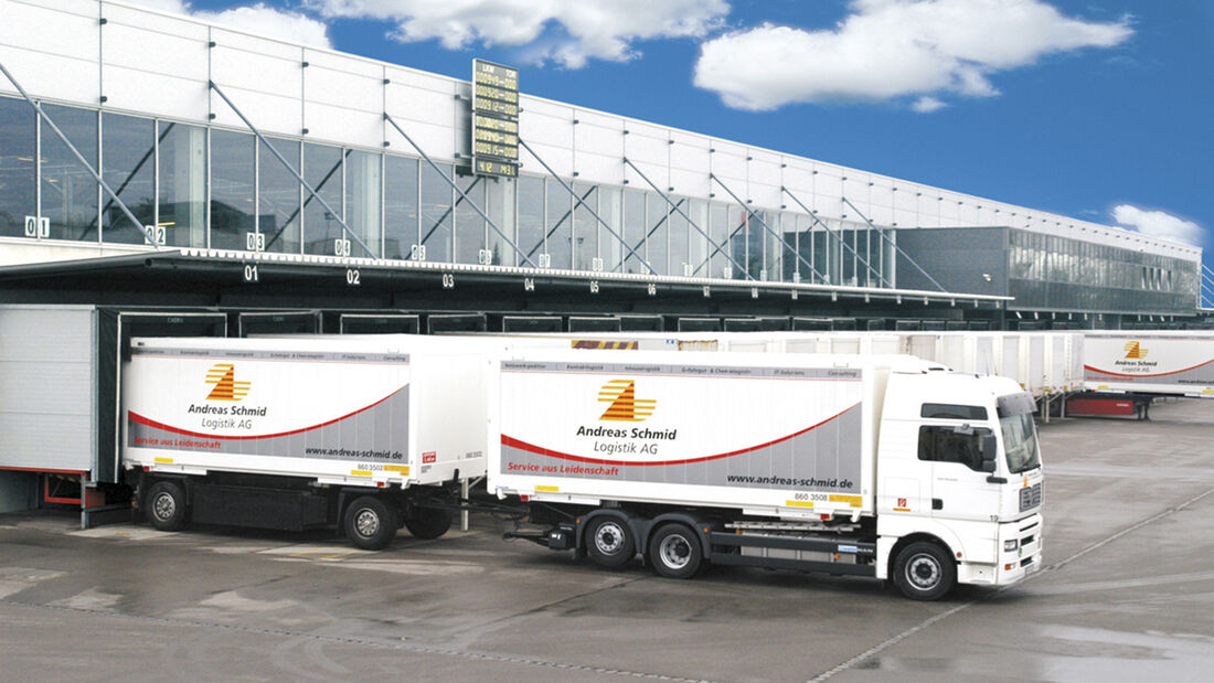 Lkw von Andreas Schmid Logistik an der Rampe.