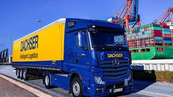 Lkw von Dachser Automotive am Hafen.