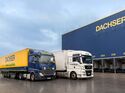 Lkw von Dachser und Müller Fresh Food Logistics vor Halle