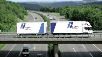 Lkw von Havi Logistics auf Autobahnbrücke