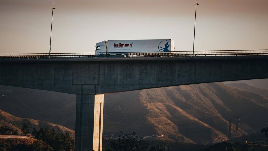 Lkw von Hellmann Worldwide Logistics