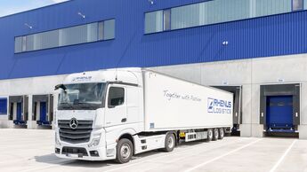 Lkw von Rhenus Logistics vor Halle